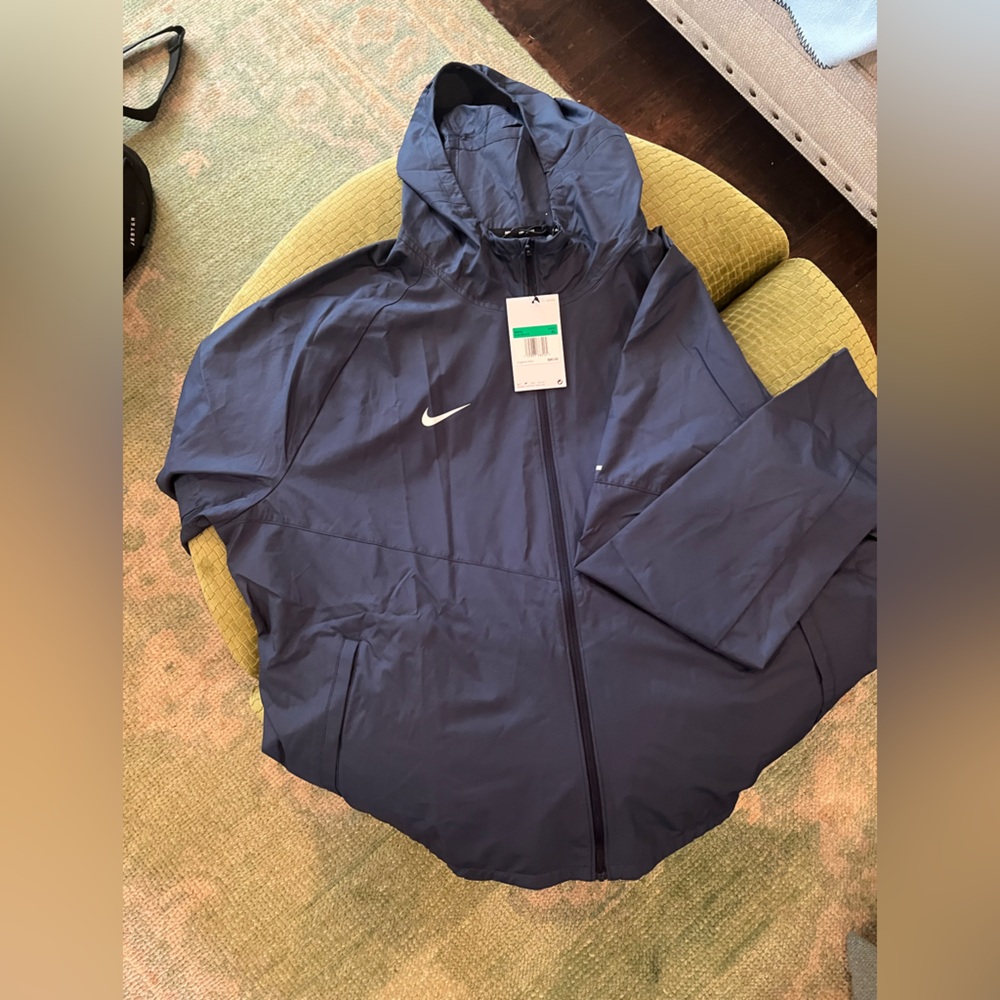 Nike Men’s Running wind breaker with snap pockets NWT